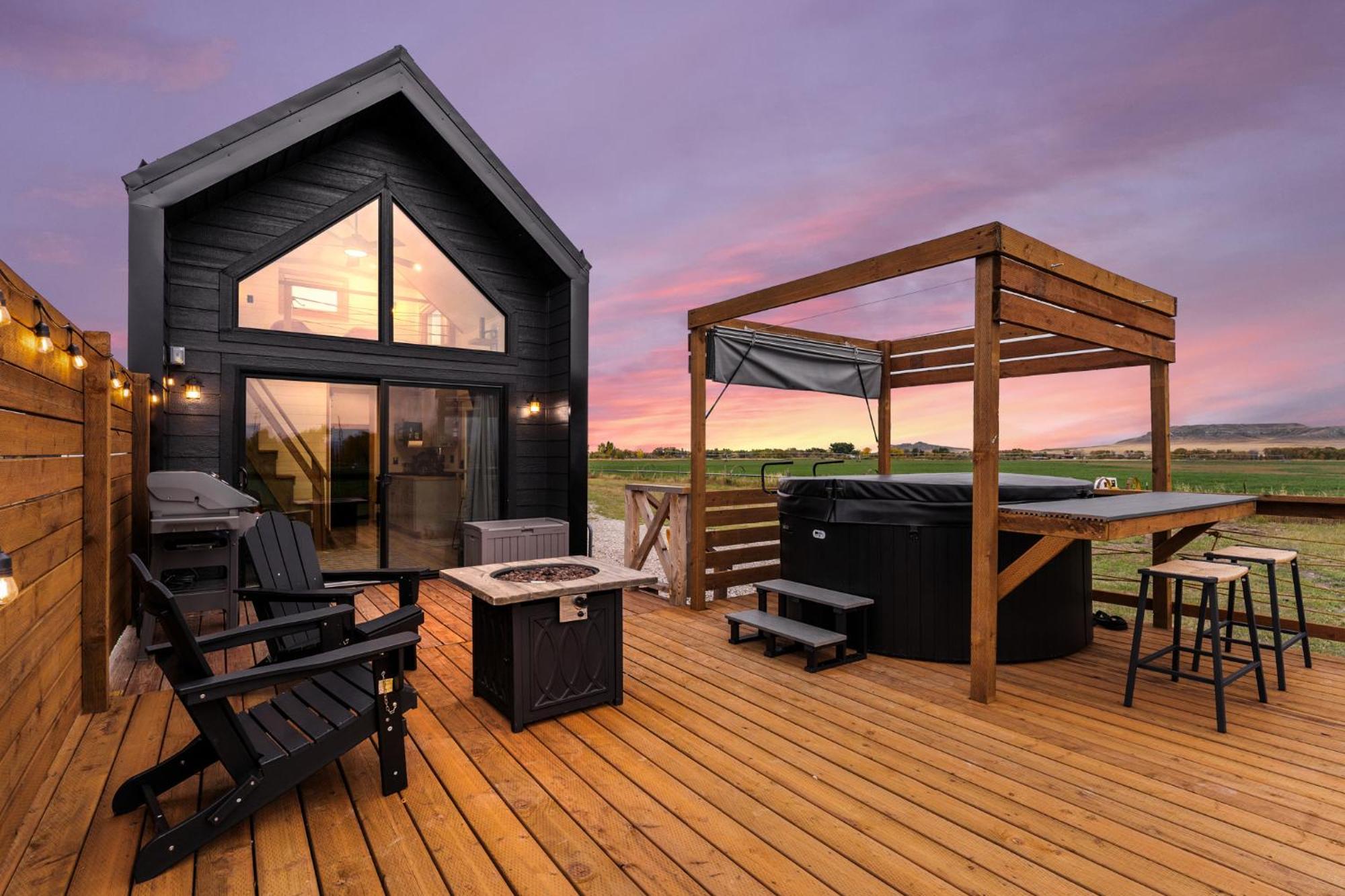 Modern Tiny Cabin, With Hot Tub In Choteau Mt Buitenkant foto
