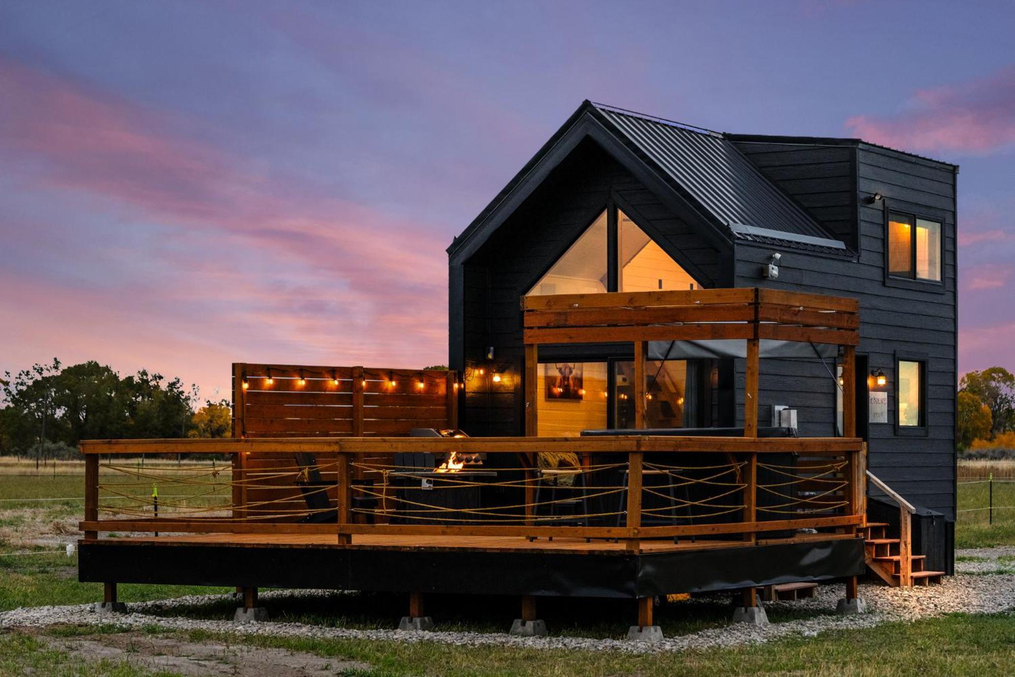 Modern Tiny Cabin, With Hot Tub In Choteau Mt Buitenkant foto