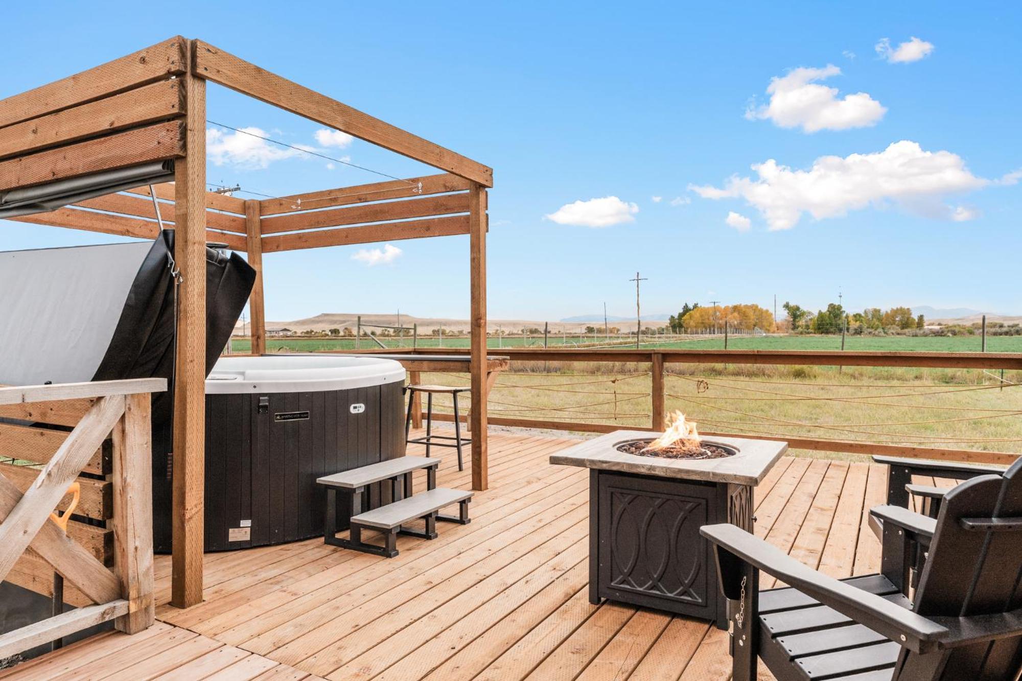 Modern Tiny Cabin, With Hot Tub In Choteau Mt Buitenkant foto