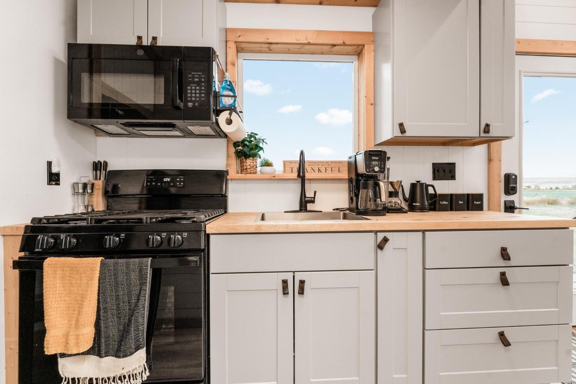Modern Tiny Cabin, With Hot Tub In Choteau Mt Buitenkant foto