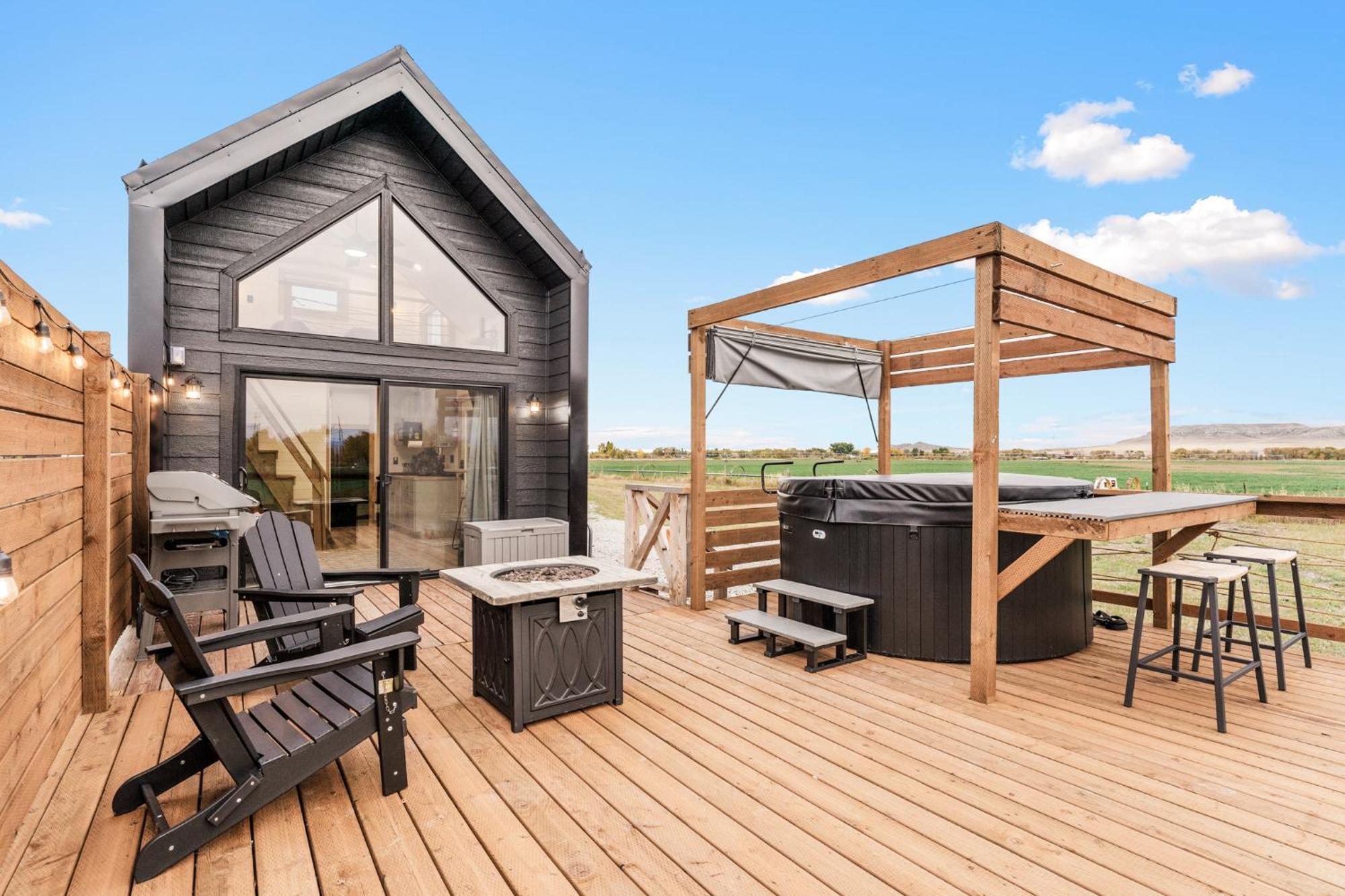 Modern Tiny Cabin, With Hot Tub In Choteau Mt Buitenkant foto