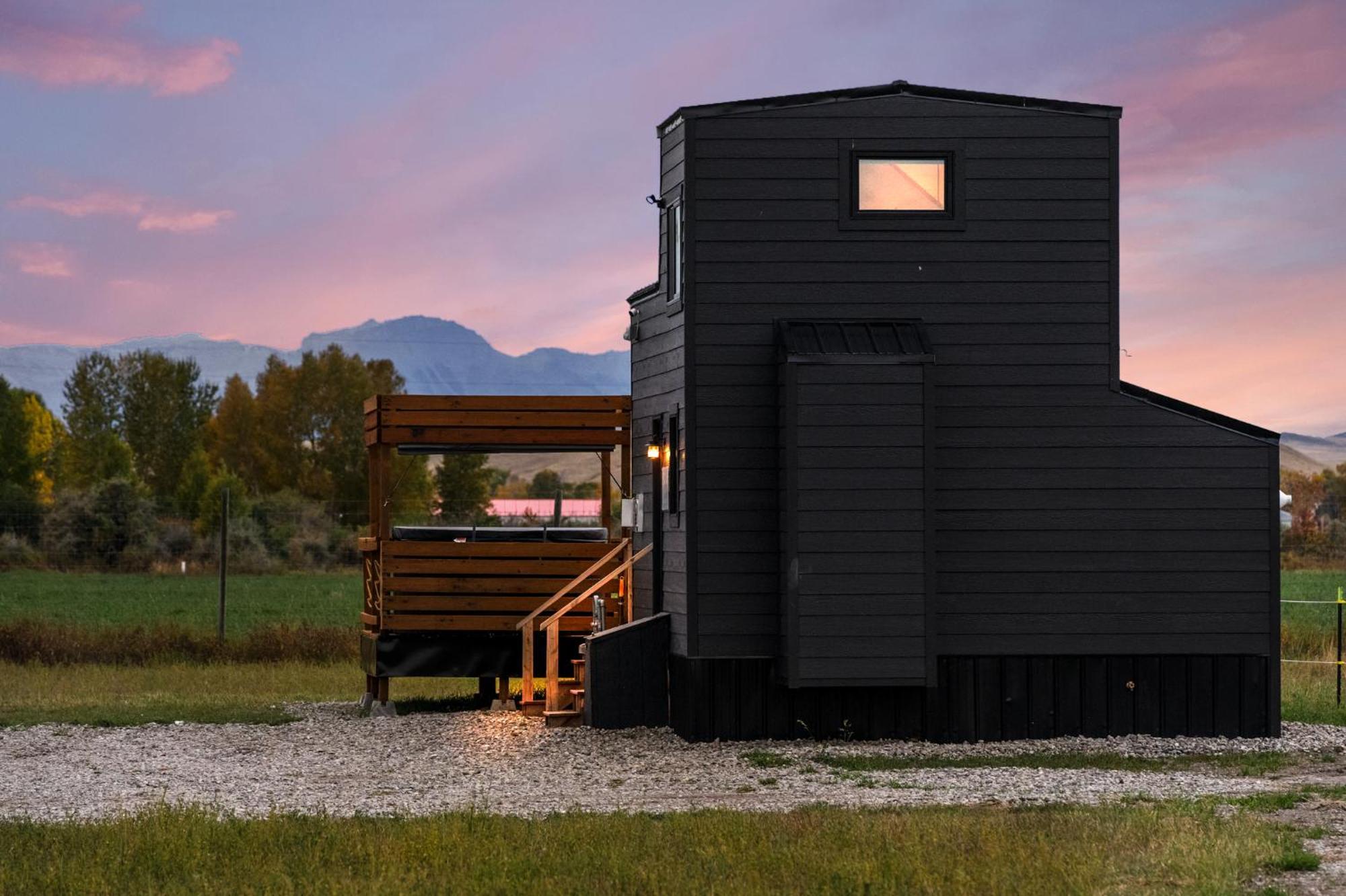 Modern Tiny Cabin, With Hot Tub In Choteau Mt Buitenkant foto