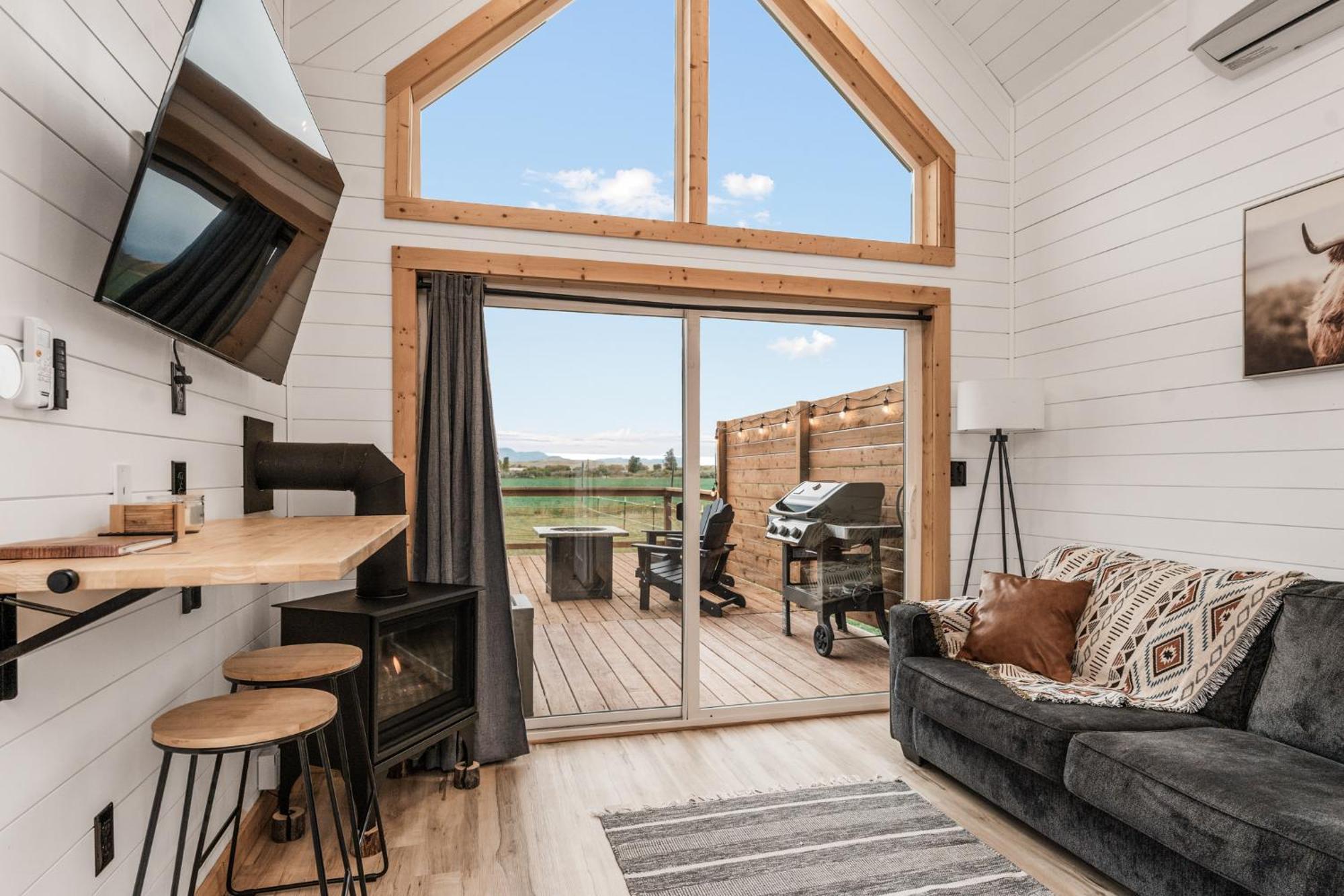 Modern Tiny Cabin, With Hot Tub In Choteau Mt Buitenkant foto